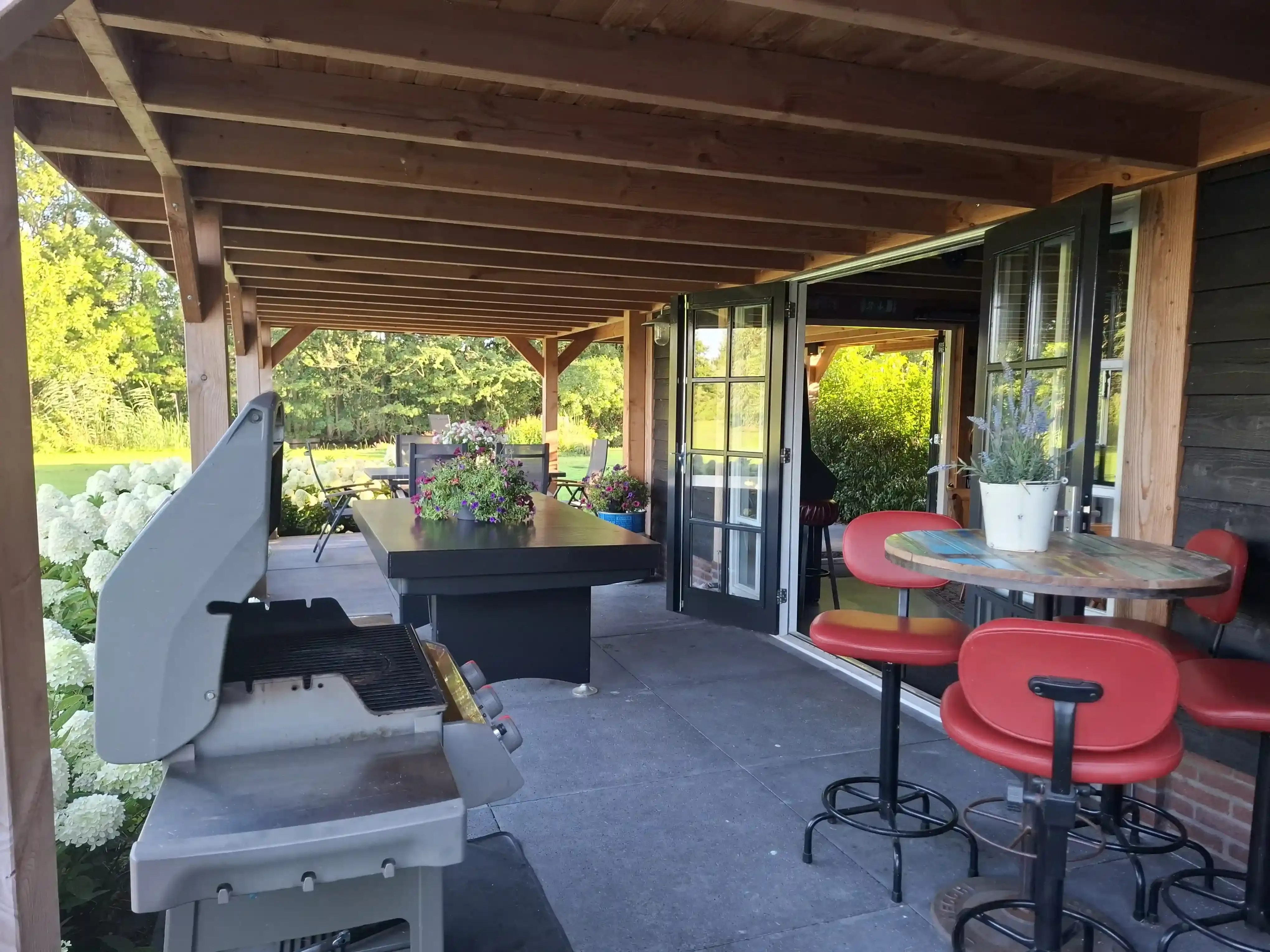 Buiten zitplaats met barbecue