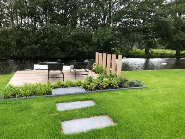 Steiger langs het water